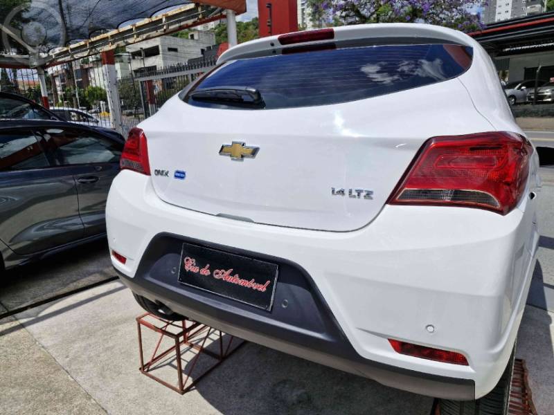 CHEVROLET - ONIX 1.4 MPFI LTZ 8V FLEX 4P MANUAL - 2018/2018 - BRANCA - R$ 67.900,00