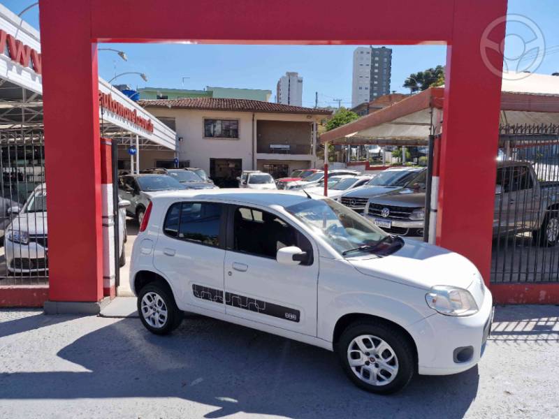 FIAT - UNO 1.0 EVO VIVACE 8V FLEX 4P MANUAL - 2013/2014 - BRANCA - R$ 31.990,00