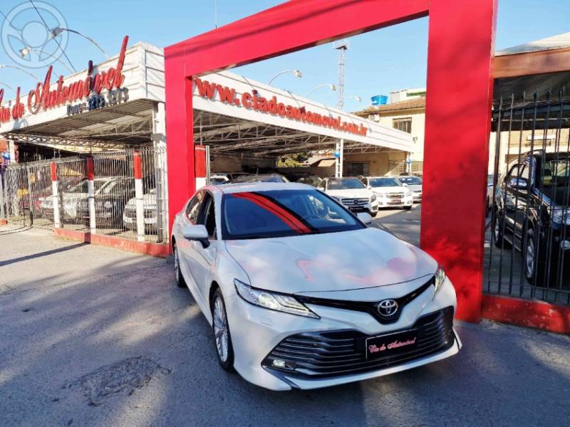 TOYOTA - CAMRY 3.5 XLE V6 24V 4P AUTOMÁTICO - 2018/2019 - BRANCA - R$ 175.000,00
