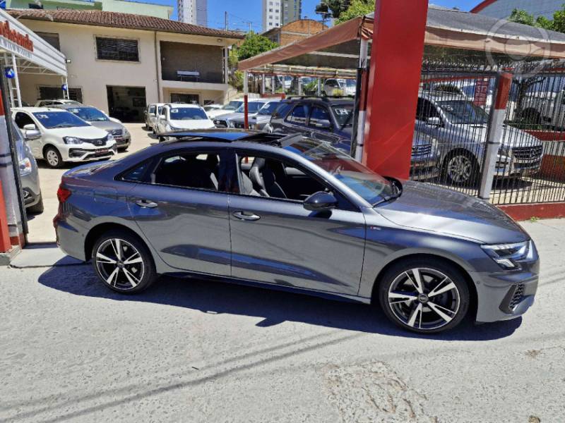 AUDI - A3 2.0 TFSI PERFORMANCE BLACK SEDAN 4P AUTOMÁTICA - 2022/2023 - CINZA - R$ 209.000,00