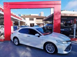 TOYOTA - CAMRY 3.5 XLE V6 24V 4P AUTOMÁTICO - 2018/2019 - BRANCA - R$ 175.000,00