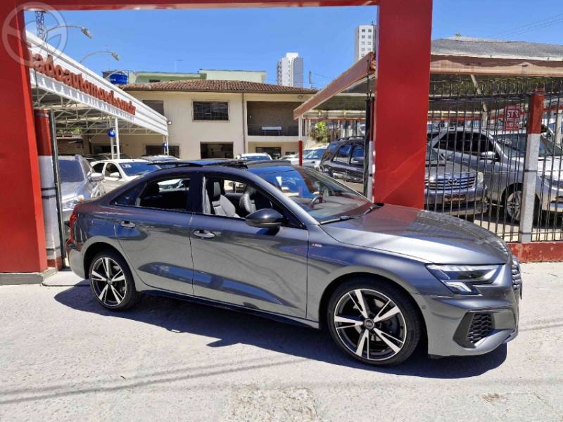 AUDI - A3 2.0 TFSI PERFORMANCE BLACK SEDAN 4P AUTOMÁTICA - 2022/2023 - CINZA - R$ 225.000,00