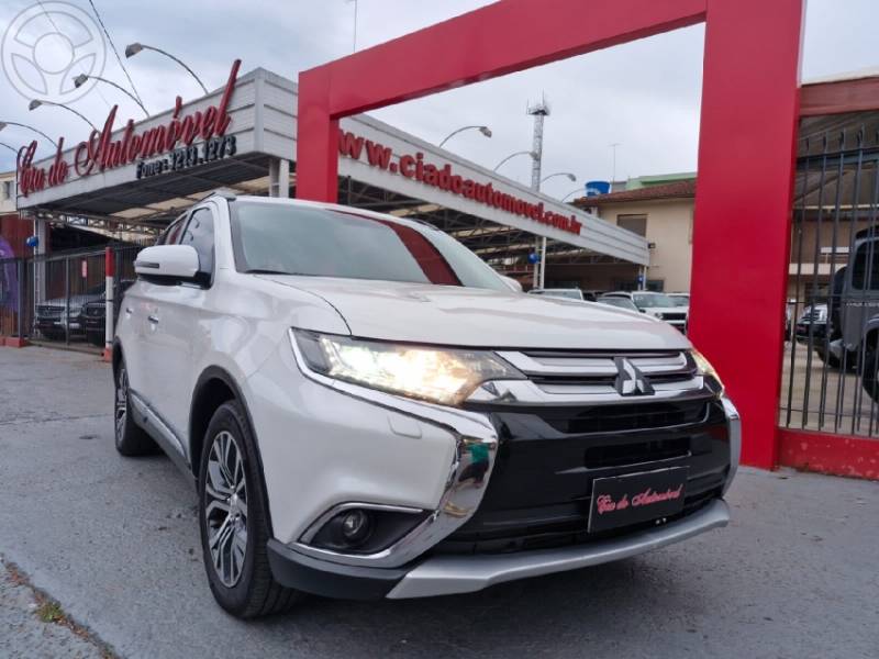 MITSUBISHI - OUTLANDER 2.2 4X4 16V DIESEL 4P AUTOMÁTICO - 2017/2018 - BRANCA - R$ 109.000,00