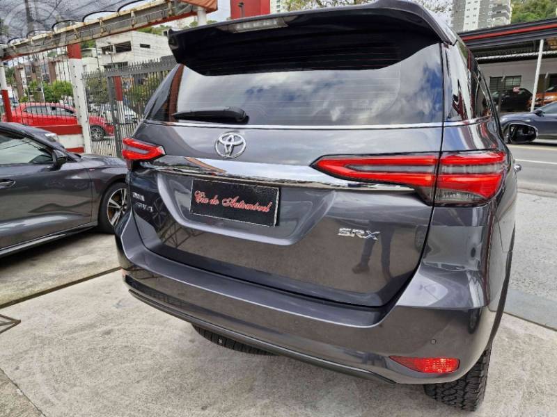 TOYOTA - HILUX SW4 2.8 SRX 4X4 16V TURBO INTERCOOLER DIESEL 4P AUTOMÁTICO - 2021/2022 - CINZA - R$ 299.900,00