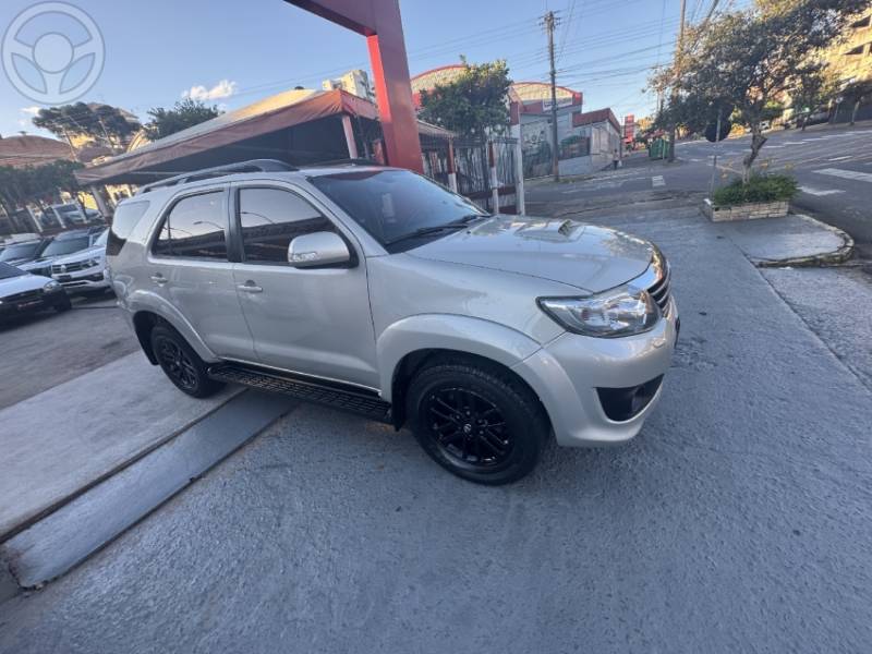 TOYOTA - HILUX SW4 3.0 SRV 4X4 16V TURBO INTERCOOLER DIESEL 4P AUTOMÁTICO - 2012/2013 - CHAMPAGNE - R$ 139.000,00