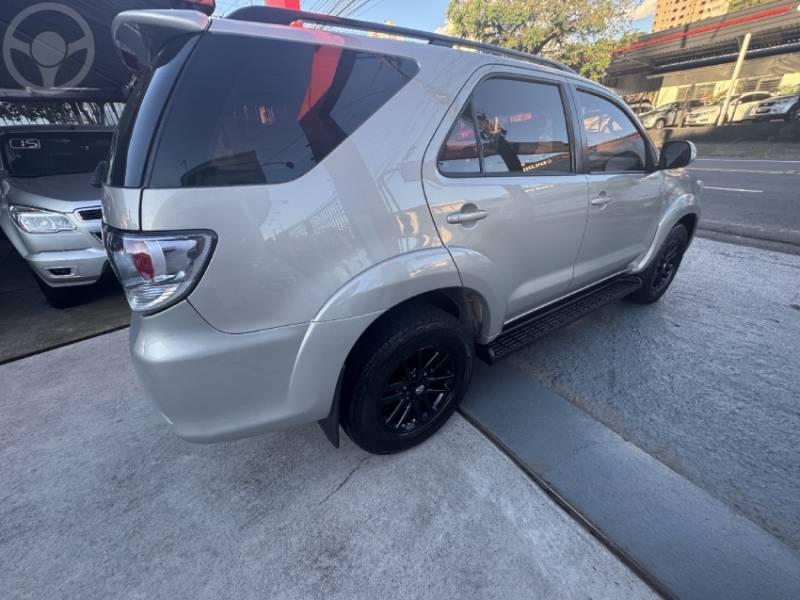 TOYOTA - HILUX SW4 3.0 SRV 4X4 16V TURBO INTERCOOLER DIESEL 4P AUTOMÁTICO - 2012/2013 - CHAMPAGNE - R$ 139.000,00