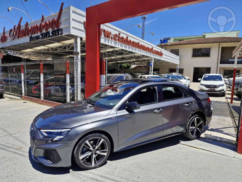 AUDI - A3 2.0 TFSI PERFORMANCE BLACK SEDAN 4P AUTOMÁTICA - 2022/2023 - CINZA - R$ 209.000,00