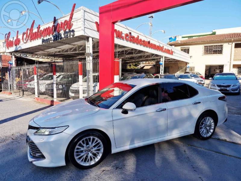 TOYOTA - CAMRY 3.5 XLE V6 24V 4P AUTOMÁTICO - 2018/2019 - BRANCA - R$ 175.000,00