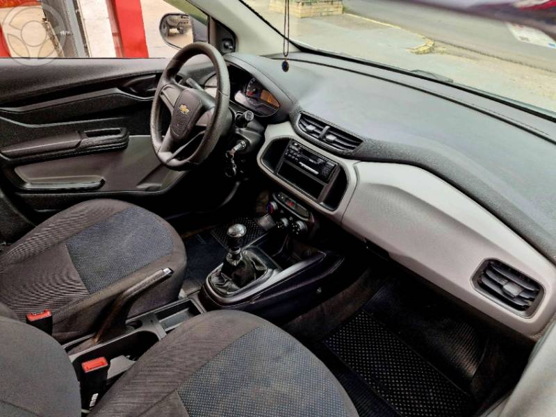 CHEVROLET - ONIX 1.0 MPFI JOY 8V FLEX 4P MANUAL - 2017/2018 - PRATA - R$ 46.900,00