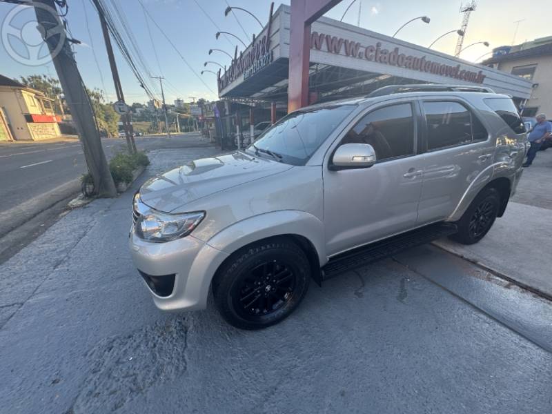 TOYOTA - HILUX SW4 3.0 SRV 4X4 16V TURBO INTERCOOLER DIESEL 4P AUTOMÁTICO - 2012/2013 - CHAMPAGNE - R$ 139.000,00