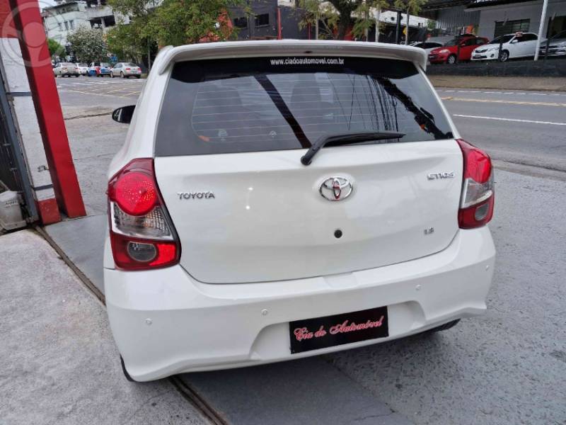 TOYOTA - ETIOS 1.3 X 16V FLEX 4P AUTOMÁTICO - 2018/2019 - BRANCA - R$ 63.900,00