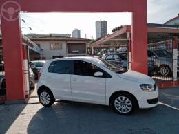 VOLKSWAGEN - FOX 1.0 MI TREND 8V FLEX 4P MANUAL - 2012/2013 - BRANCA - R$ 37.900,00