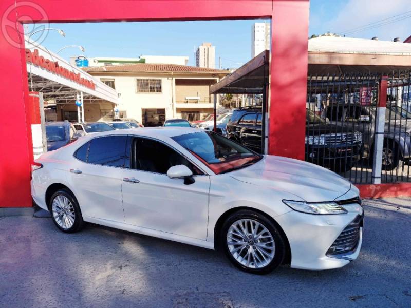 TOYOTA - CAMRY 3.5 XLE V6 24V 4P AUTOMÁTICO - 2018/2019 - BRANCA - R$ 175.000,00