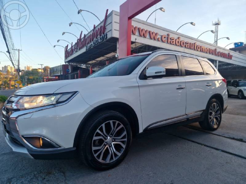 MITSUBISHI - OUTLANDER 2.2 4X4 16V DIESEL 4P AUTOMÁTICO - 2017/2018 - BRANCA - R$ 109.000,00