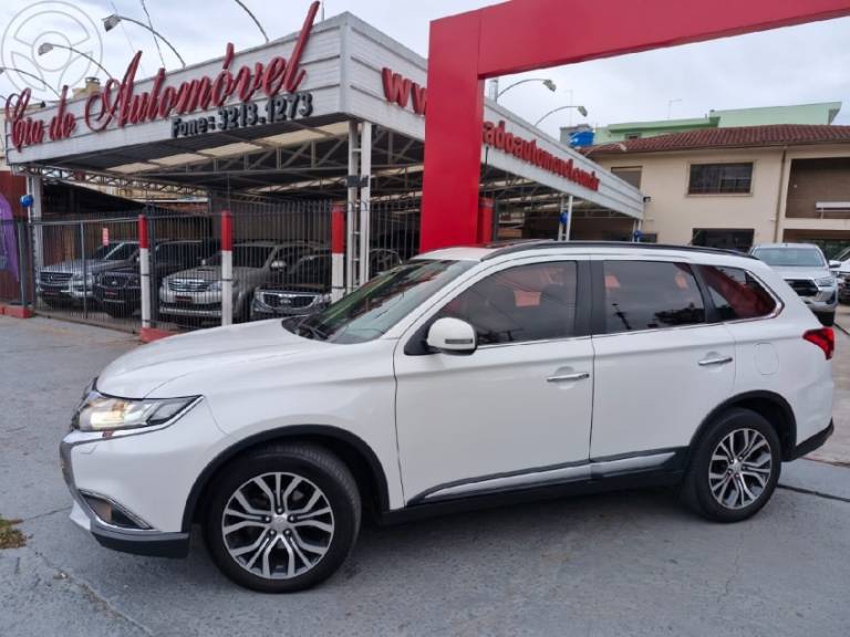 MITSUBISHI - OUTLANDER 2.2 4X4 16V DIESEL 4P AUTOMÁTICO - 2017/2018 - BRANCA - R$ 109.000,00