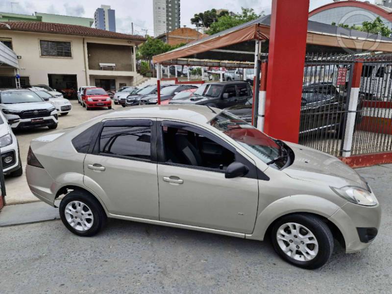 FORD - FIESTA 1.6 ROCAM SEDAN 8V FLEX 4P MANUAL - 2014/2014 - PRATA - R$ 34.900,00