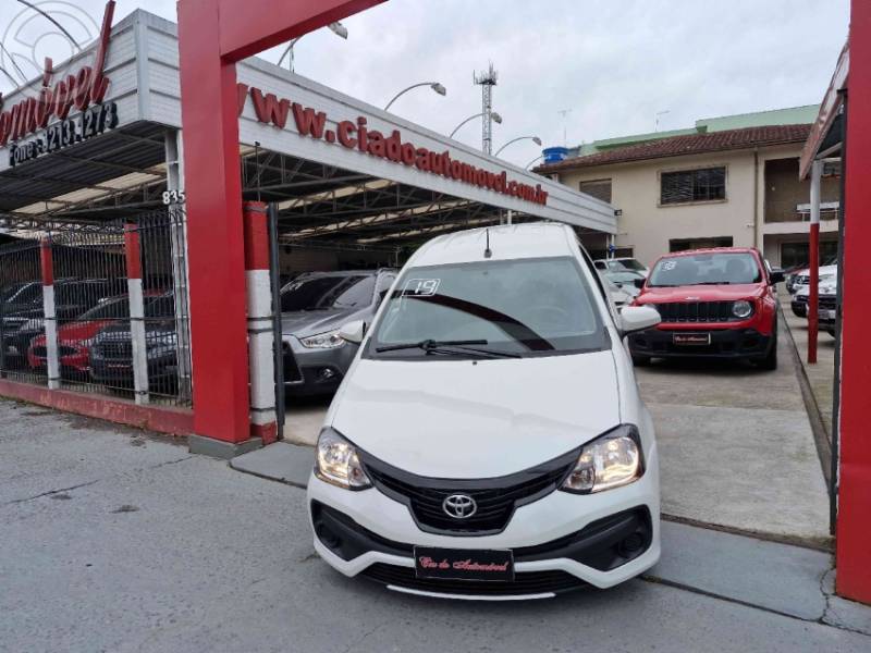 TOYOTA - ETIOS 1.3 X 16V FLEX 4P AUTOMÁTICO - 2018/2019 - BRANCA - R$ 63.900,00