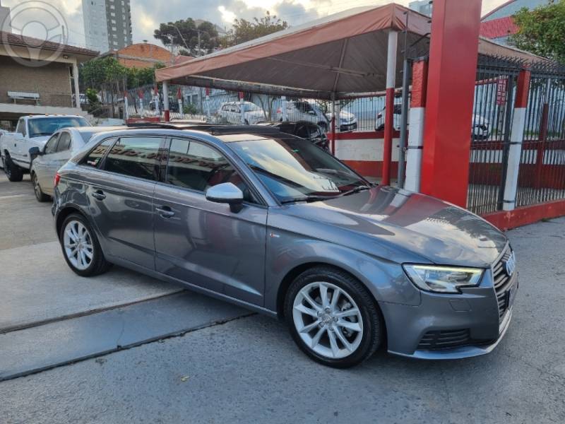 AUDI - A3 1.4 TFSI SPORTBACK AMBIENTE 16V 4P S-TRONIC - 2017/2018 - CINZA - R$ 105.900,00