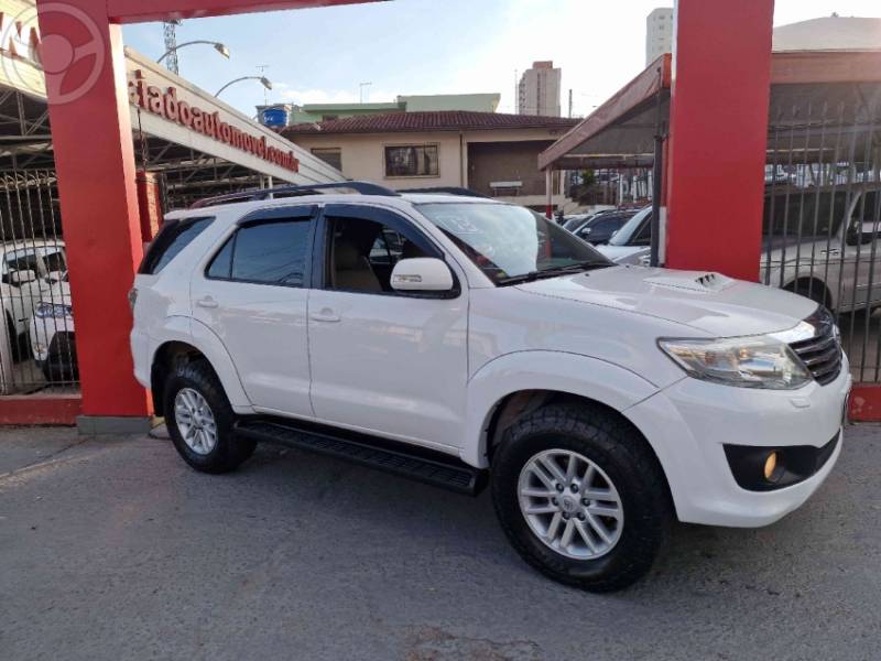TOYOTA - HILUX SW4 3.0 SRV 4X4 16V TURBO INTERCOOLER DIESEL 4P AUTOMÁTICO - 2013/2013 - BRANCA - R$ 134.000,00