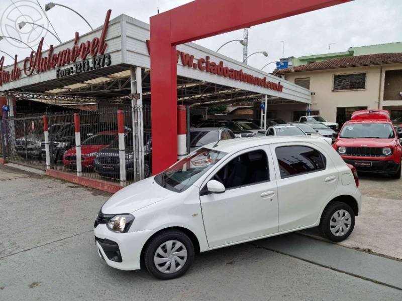 TOYOTA - ETIOS 1.3 X 16V FLEX 4P AUTOMÁTICO - 2018/2019 - BRANCA - R$ 63.900,00