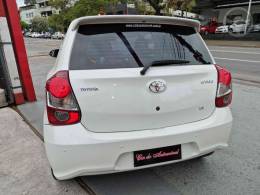 TOYOTA - ETIOS 1.3 X 16V FLEX 4P AUTOMÁTICO - 2018/2019 - BRANCA - R$ 63.900,00