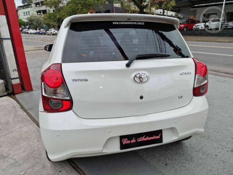 TOYOTA - ETIOS 1.3 X 16V FLEX 4P AUTOMÁTICO - 2018/2019 - BRANCA - R$ 63.900,00