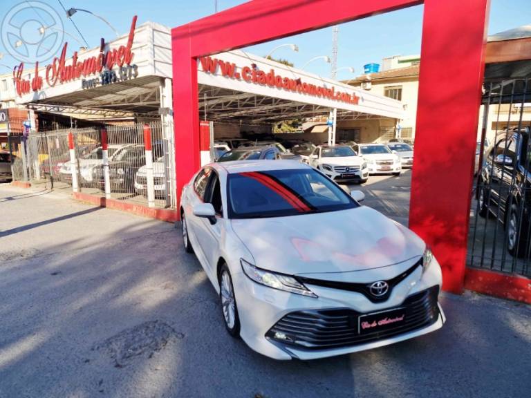 TOYOTA - CAMRY 3.5 XLE V6 24V 4P AUTOMÁTICO - 2018/2019 - BRANCA - R$ 175.000,00