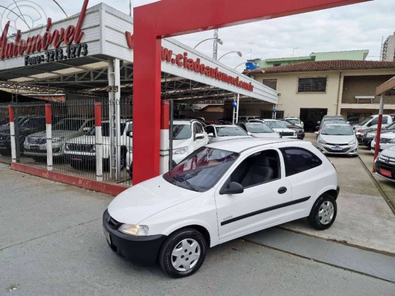 CHEVROLET - CELTA 1.0 MPFI LIFE 8V FLEX 2P MANUAL - 2005/2006 - BRANCA - R$ 18.990,00