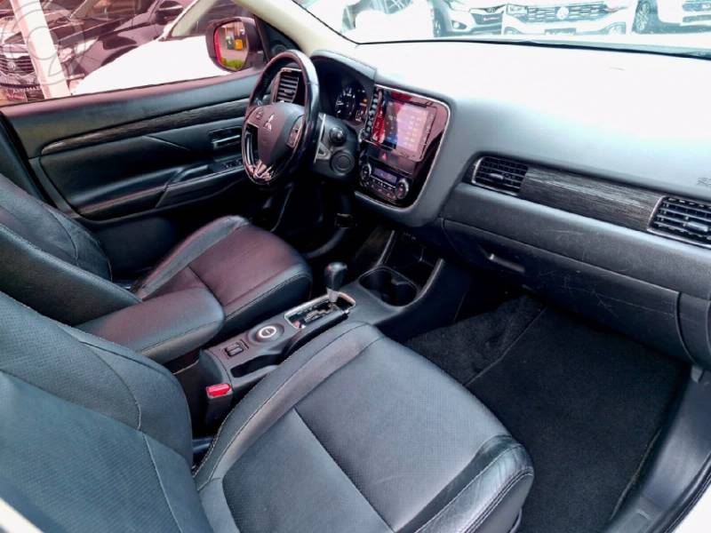 MITSUBISHI - OUTLANDER 2.2 4X4 16V DIESEL 4P AUTOMÁTICO - 2017/2018 - BRANCA - R$ 109.000,00