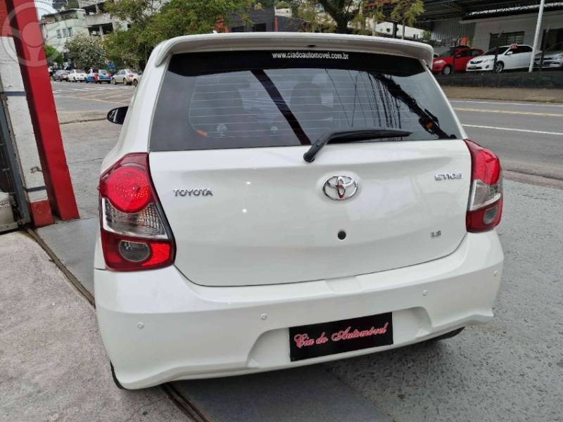TOYOTA - ETIOS 1.3 X 16V FLEX 4P AUTOMÁTICO - 2018/2019 - BRANCA - R$ 63.900,00