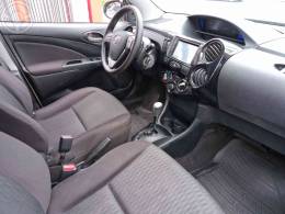 TOYOTA - ETIOS 1.3 X 16V FLEX 4P AUTOMÁTICO - 2018/2019 - BRANCA - R$ 63.900,00