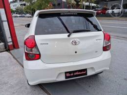 TOYOTA - ETIOS 1.3 X 16V FLEX 4P AUTOMÁTICO - 2018/2019 - BRANCA - R$ 63.900,00