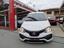 TOYOTA - ETIOS 1.3 X 16V FLEX 4P AUTOMÁTICO - 2018/2019 - BRANCA - R$ 63.900,00