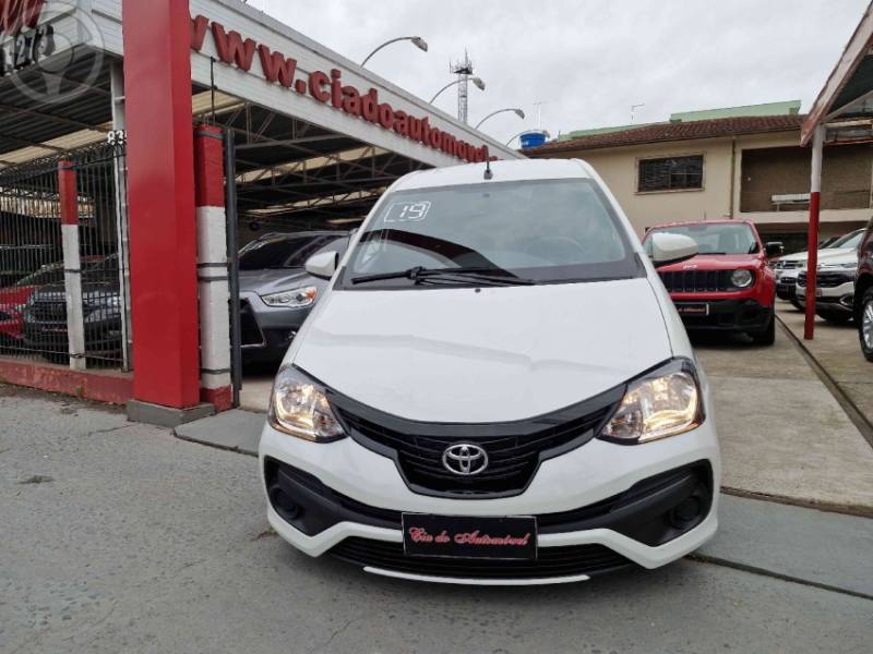 TOYOTA - ETIOS 1.3 X 16V FLEX 4P AUTOMÁTICO - 2018/2019 - BRANCA - R$ 63.900,00